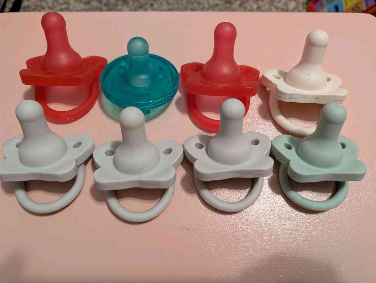 8 Pacifiers Dr Brown and Avent - Savannah, Georgia - FleaMarketBay
