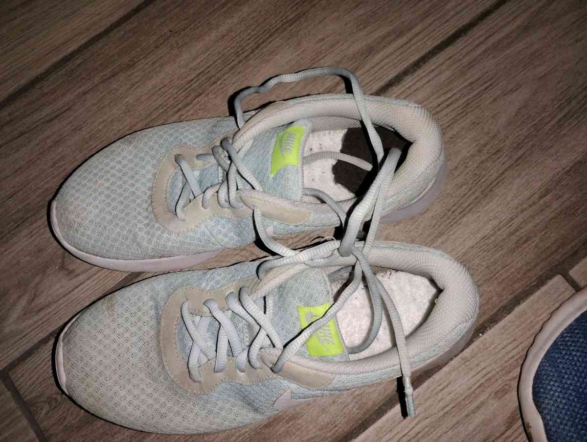 tennis shoes - Kansas City, Kansas - FleaMarketBay