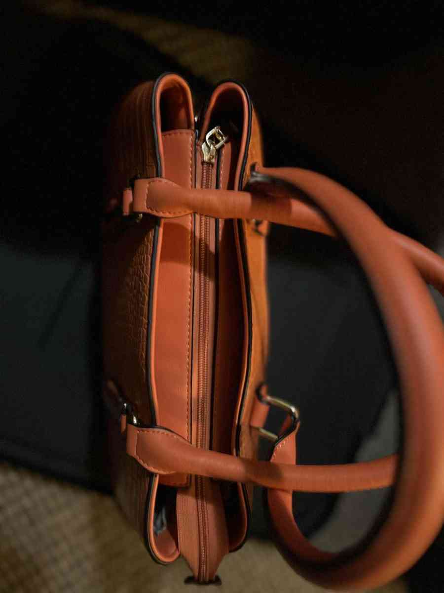 cartera es nueva - Lancaster, Pennsylvania - FleaMarketBay