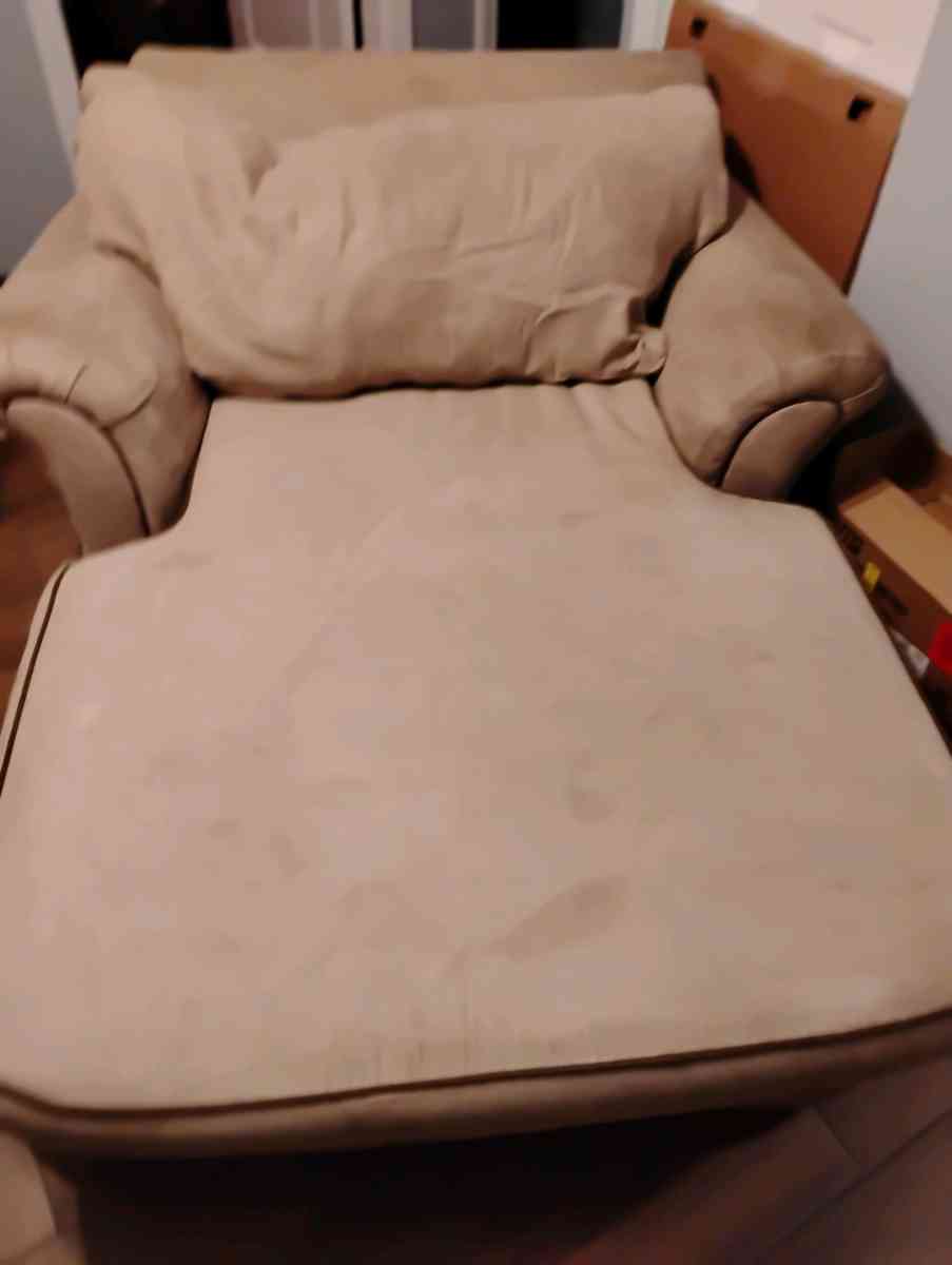 comfy lounge chair - Jacksonville, Florida - FleaMarketBay