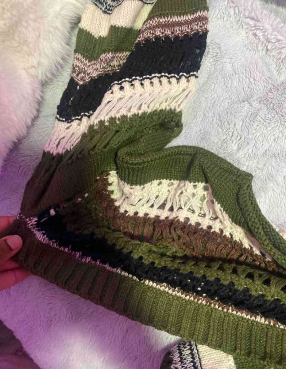 Striped Knit Bell Sleeve Crop Top size small - Trenton, New Jersey - FleaMarketBay