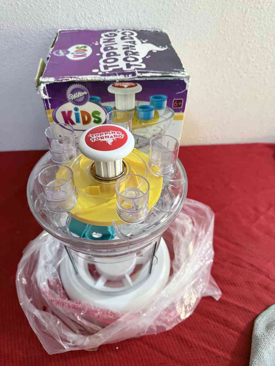 Wilton Kids Topping Tornado DAMAGE BOX ITEM IS NEW - Hondo, Texas - FleaMarketBay