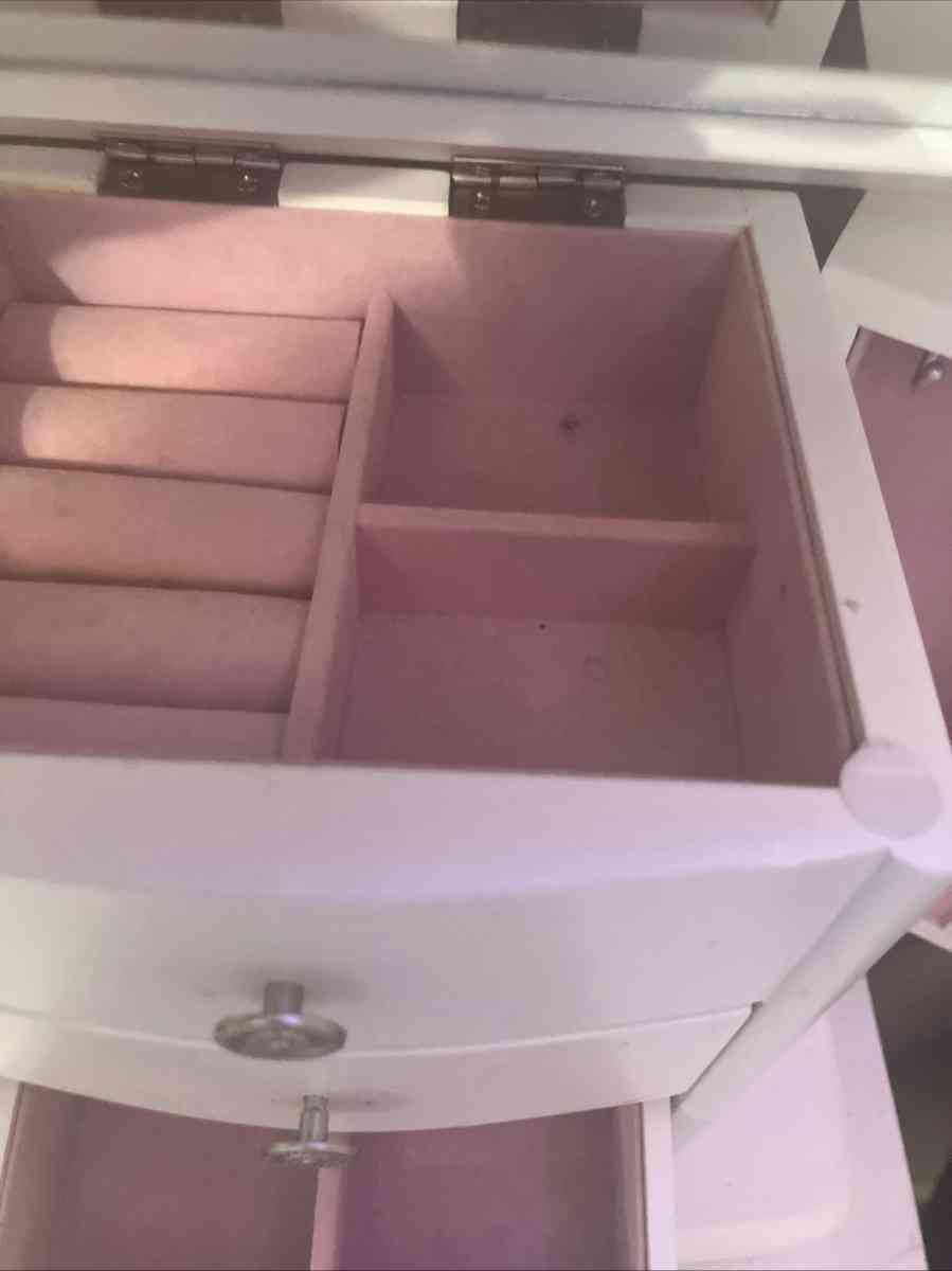 Vintage jewelry box Already used spacious for jewelry and - Richmond, Virginia - FleaMarketBay