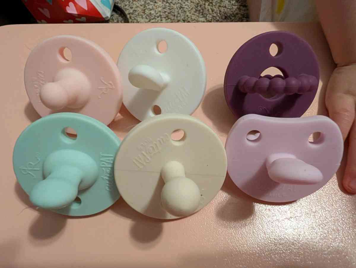 5 Cutie Pat Pacifiers and a teether - Savannah, Georgia