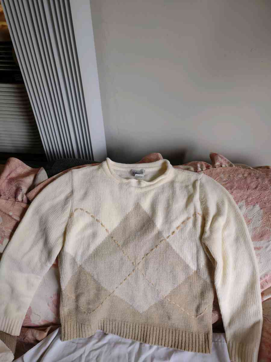 Ladies pullover sweater - Gary, Indiana