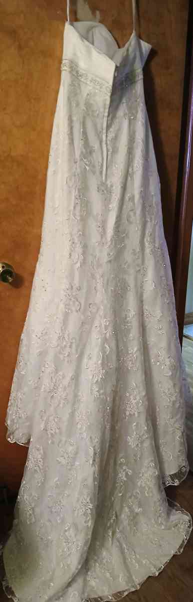 White Laced Wedding Dress with Train - Clarksburg, West Virginia - FleaMarketBay