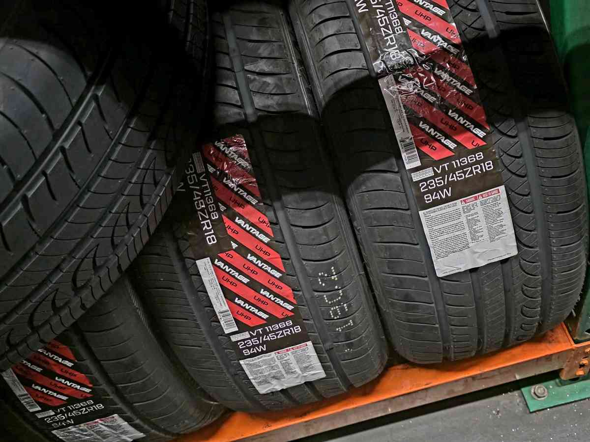 Vantage UHP 23545R18 94H - Los Angeles, California - FleaMarketBay