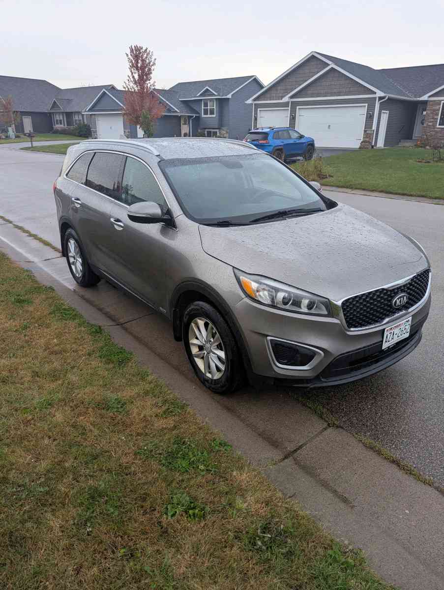 2016 kia Sorrento - New Richmond, Wisconsin - FleaMarketBay