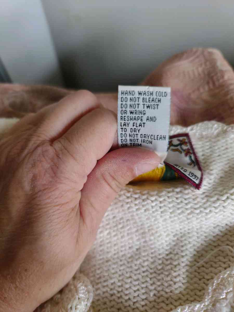 Tiara petite sweater - Gary, Indiana - FleaMarketBay