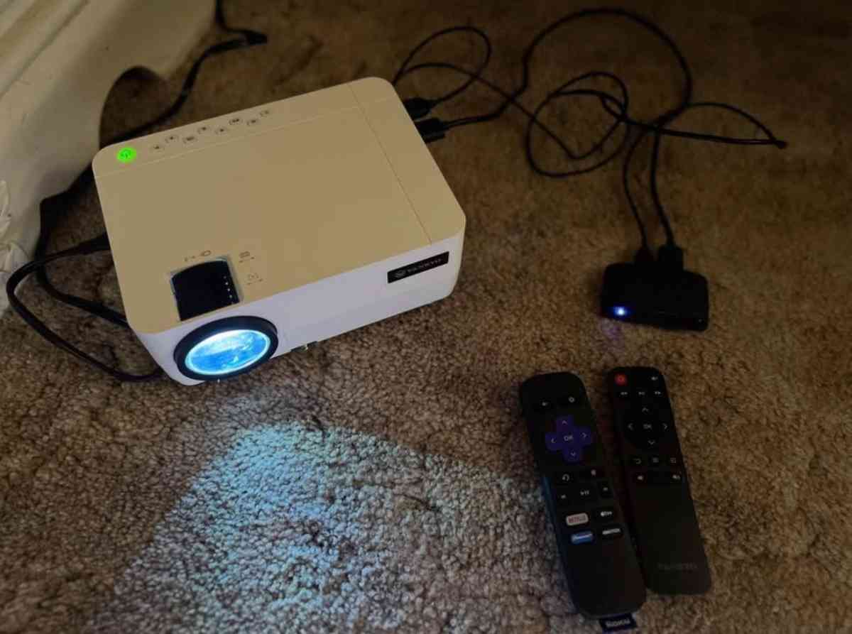 Roku projector - Klamath Falls, Oregon - FleaMarketBay
