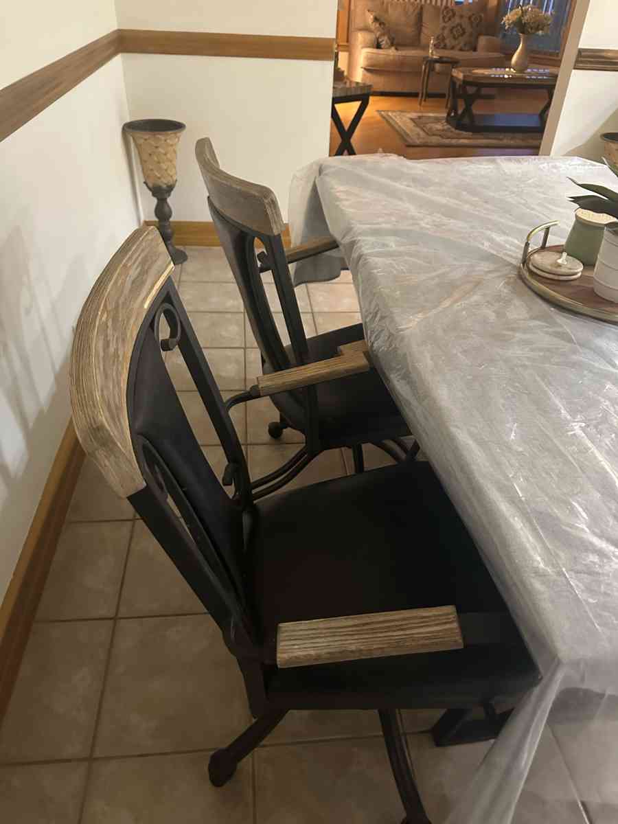 table - Oak Lawn, Illinois - FleaMarketBay