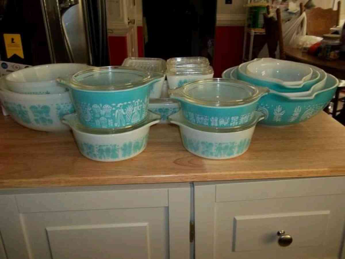 two sets of turquoise Pyrex vintage dishes - Springfield, Ohio - FleaMarketBay