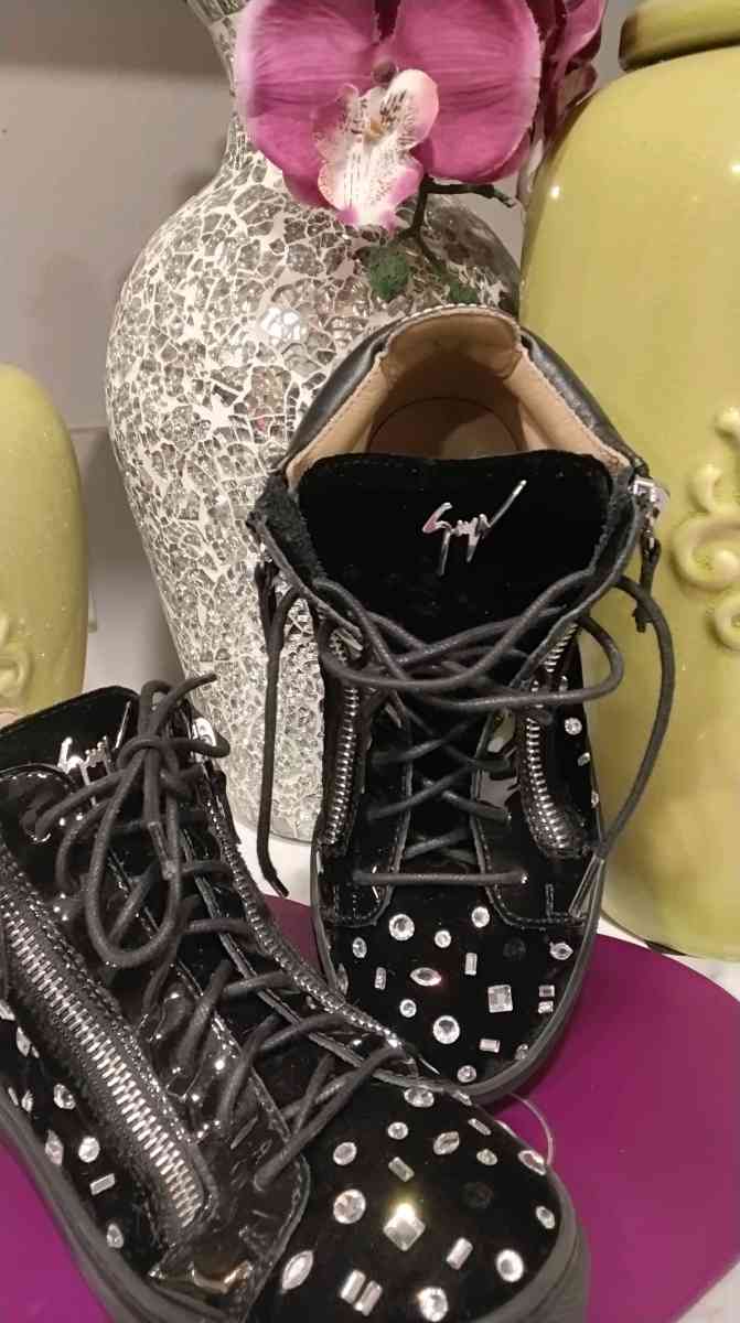 Giuseppe Zanotti - San Diego, California - FleaMarketBay