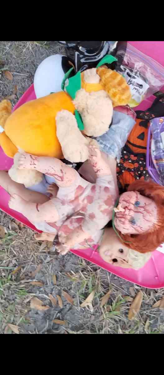 a whole tote full of Halloween and fall  items - Lakeland, Florida - FleaMarketBay