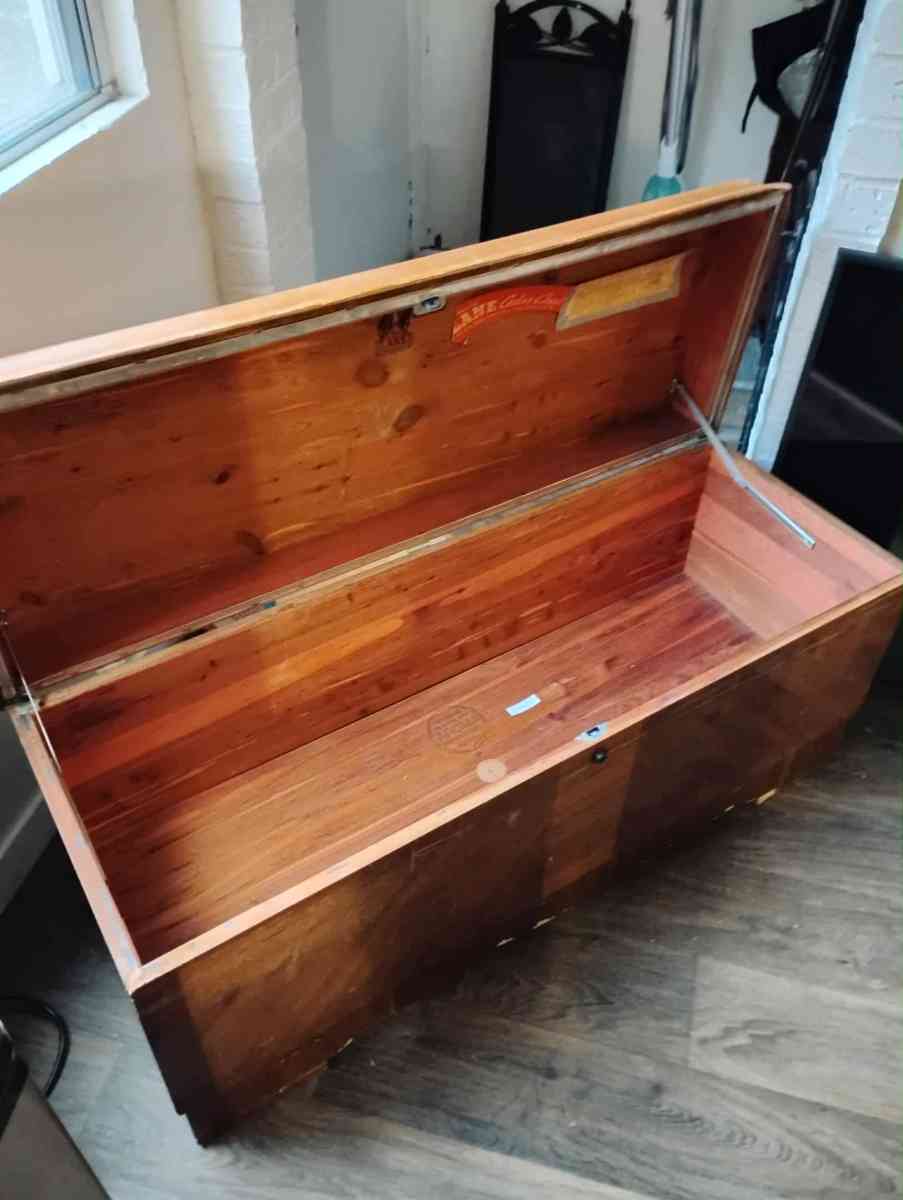 cedar hope chest trunk - Gresham, Oregon - FleaMarketBay
