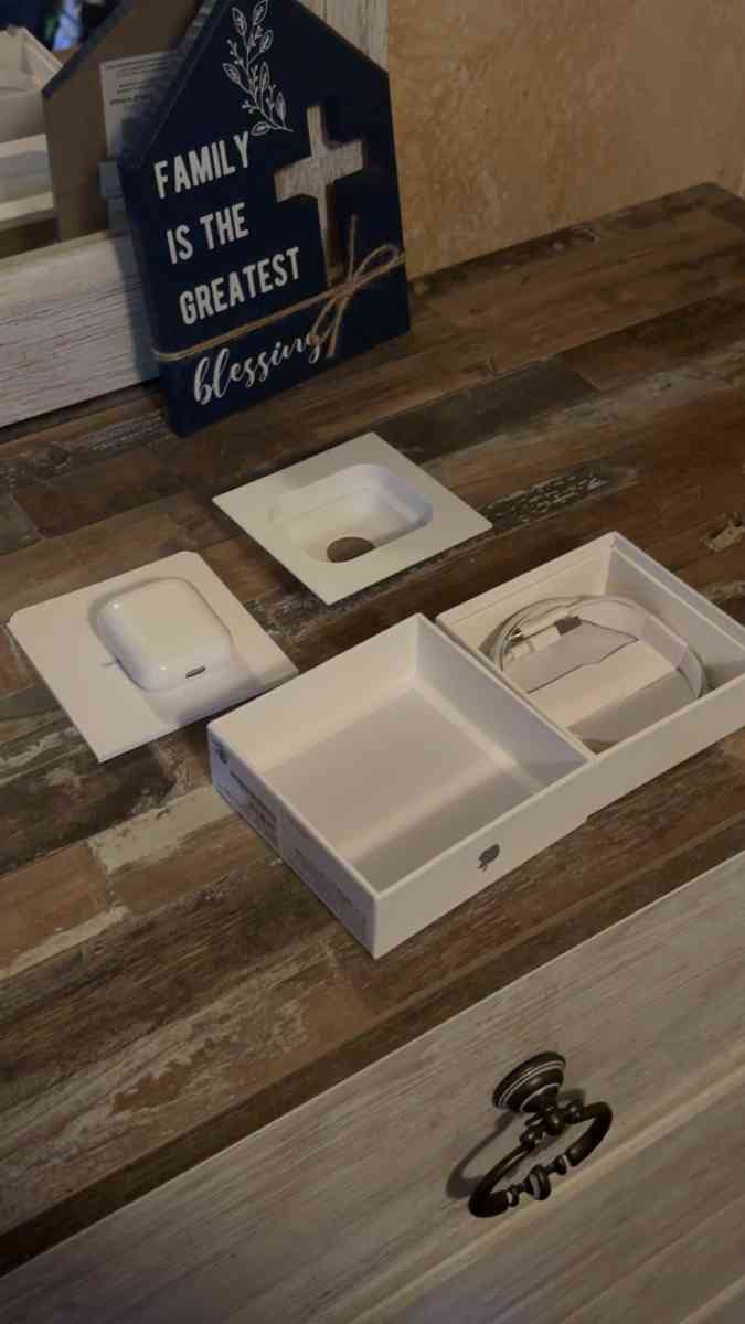 Apple AirPods with Wireless Charging Case 2nd Generation - Mississippi State, Mississippi - FleaMarketBay
