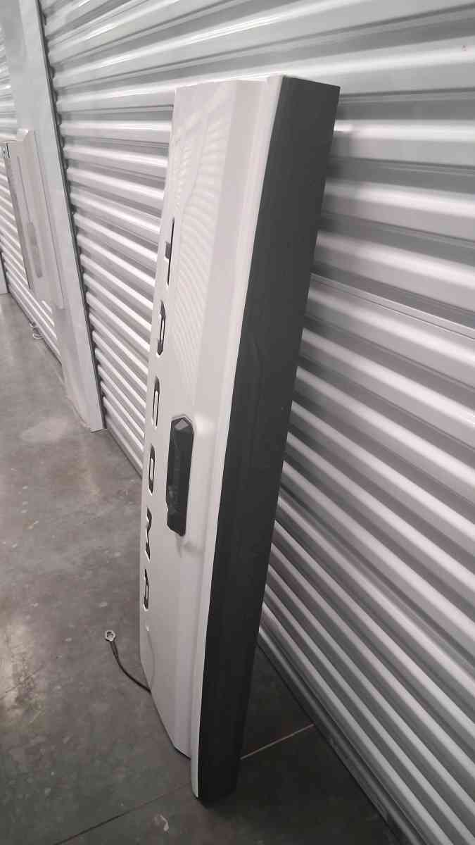 Toyota Tacoma Tailgate WHITE 2024 to 2025 - Downey, California - FleaMarketBay