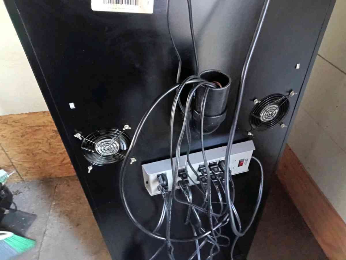 Super Closet Deluxe  Grow Cabinet - Pekin, Illinois - FleaMarketBay