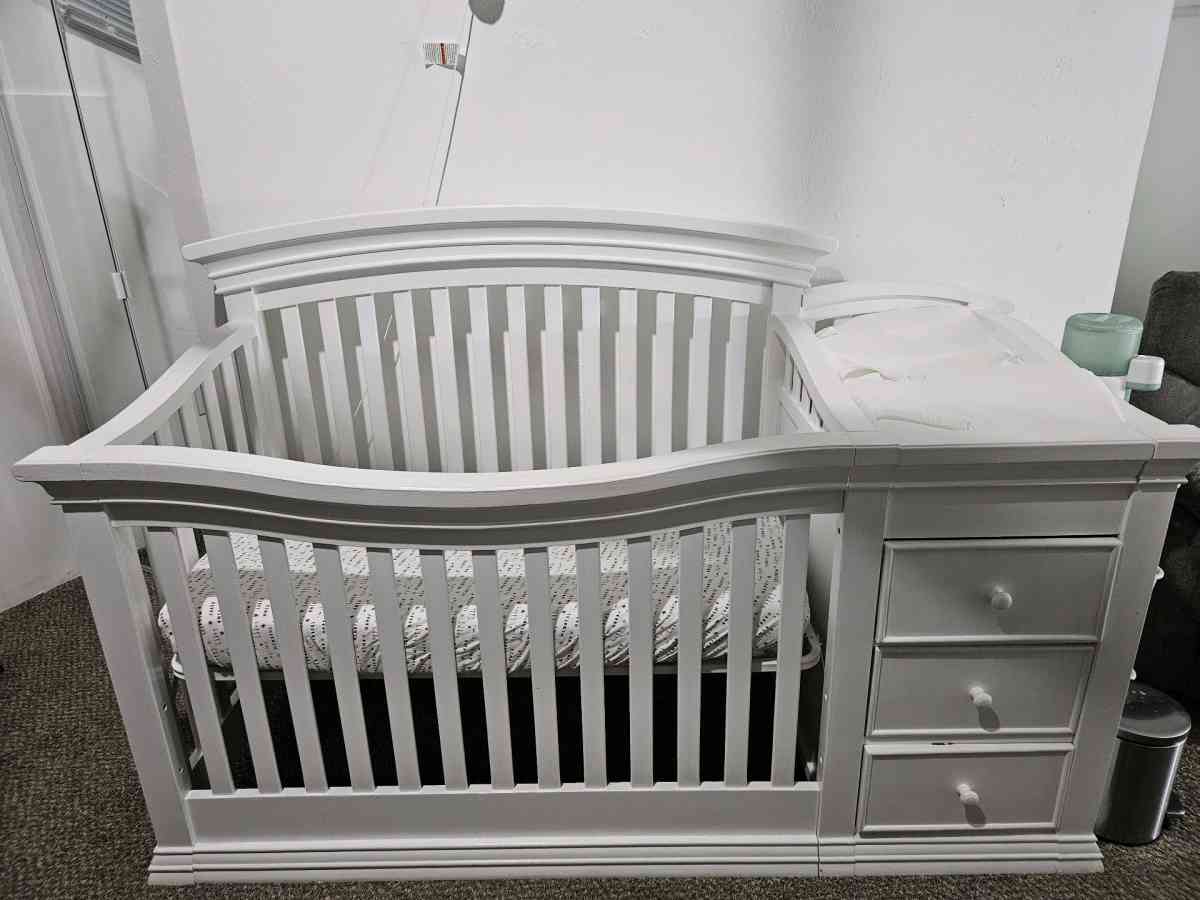 Baby crib with included mattress bumper - Mount Pleasant, Michigan - FleaMarketBay