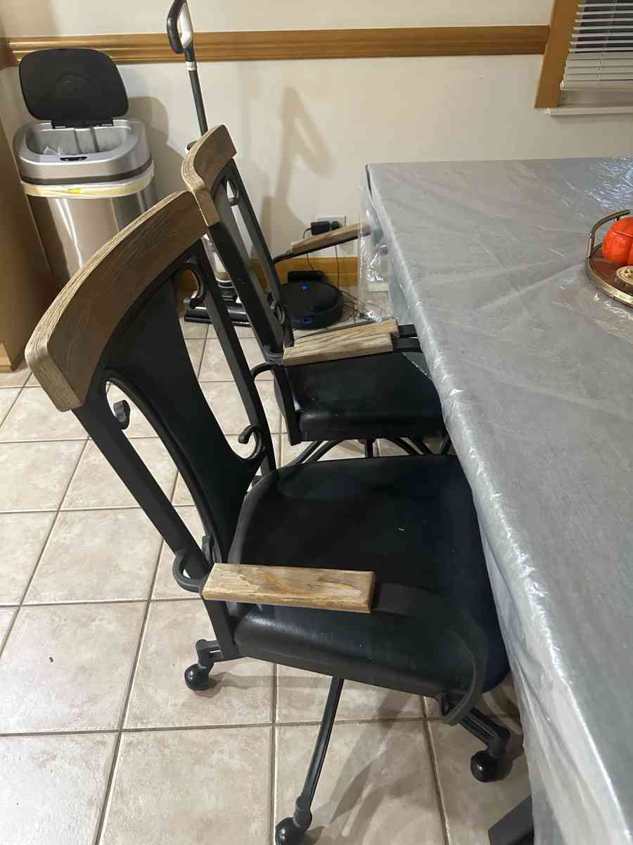 table - Oak Lawn, Illinois - FleaMarketBay