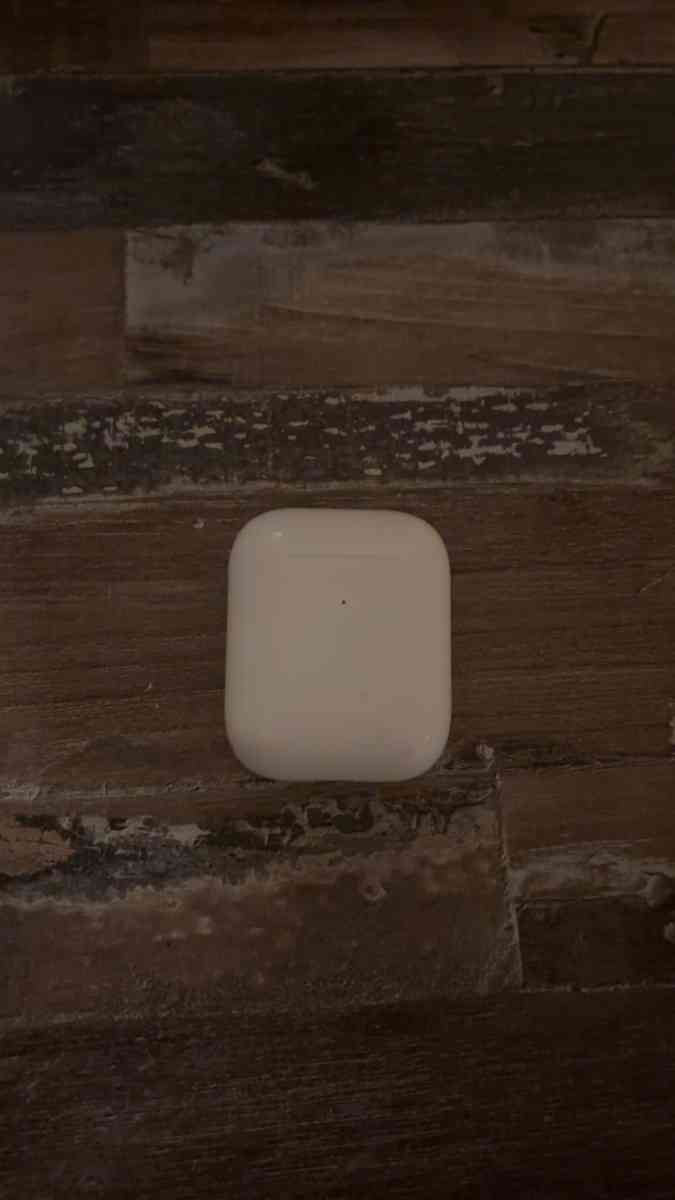 Apple AirPods with Wireless Charging Case 2nd Generation - Mississippi State, Mississippi - FleaMarketBay