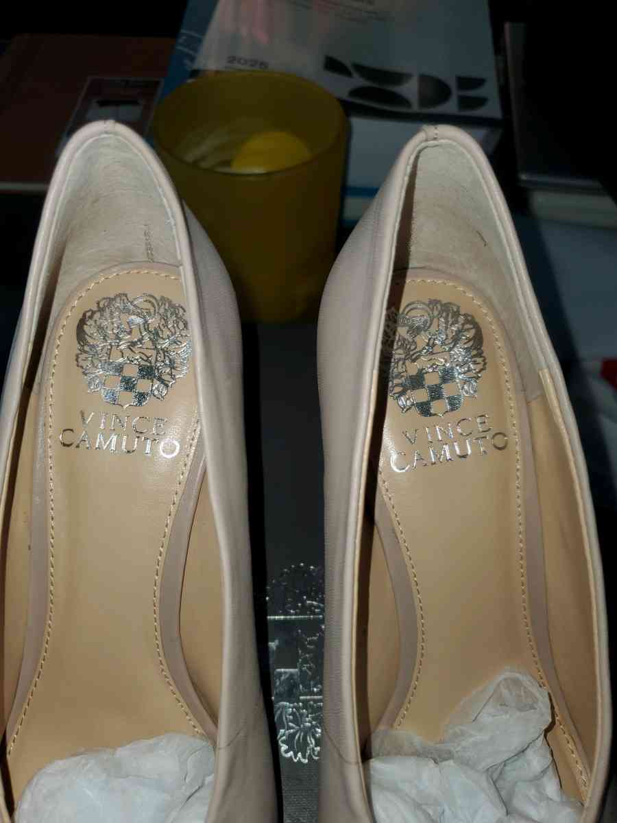Vince camuto womans heels size 8 - Chester, Virginia - FleaMarketBay