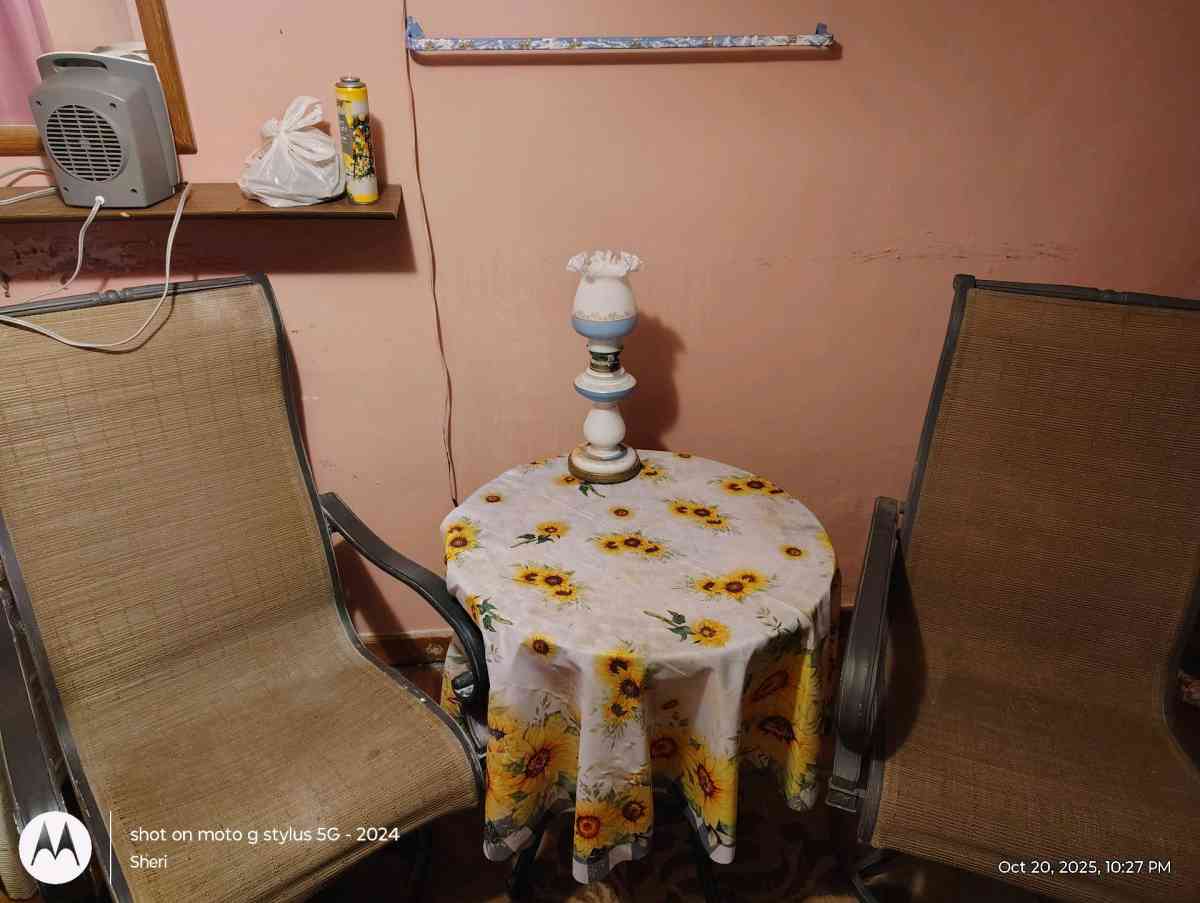 table and 2 chairs - Summitville, Ohio