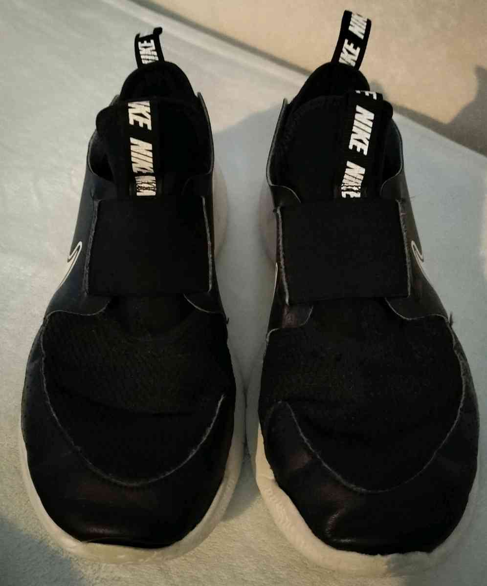 Nike Slides 6Y and Old Navy flip flops - Houston, Texas - FleaMarketBay