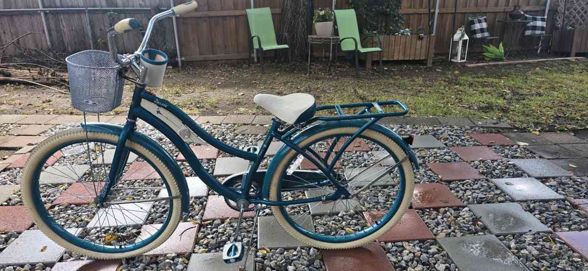 Huffy Deluxe Bicycle - Fort Worth, Texas - FleaMarketBay