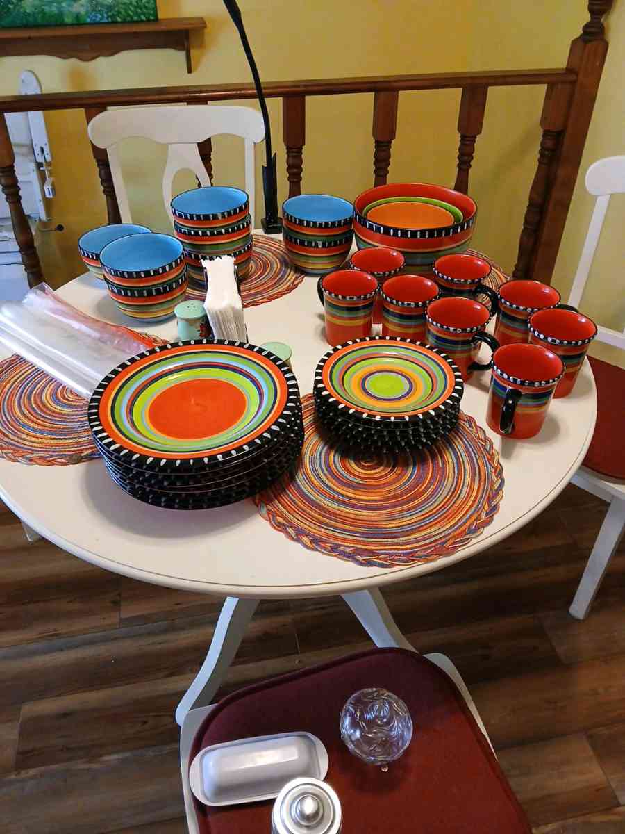 All House furniture beds dressers tables dishes - Louisville, Kentucky - FleaMarketBay