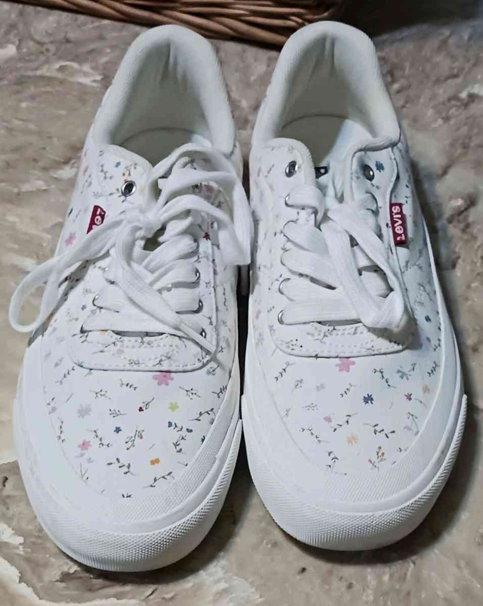 Womens Levis Shoes Size 8 and a half