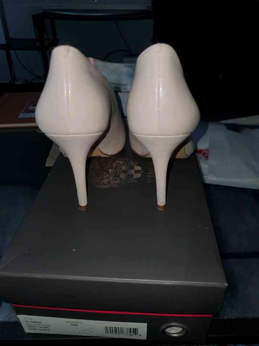 Vince camuto womans heels size 8 - Chester, Virginia - FleaMarketBay