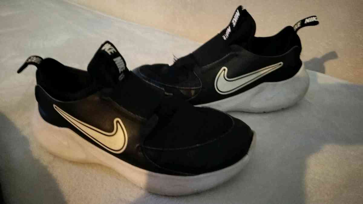 Nike Slides 6Y and Old Navy flip flops - Houston, Texas - FleaMarketBay