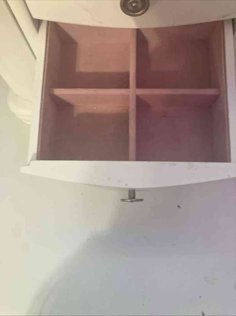 Vintage jewelry box Already used spacious for jewelry and - Richmond, Virginia - FleaMarketBay