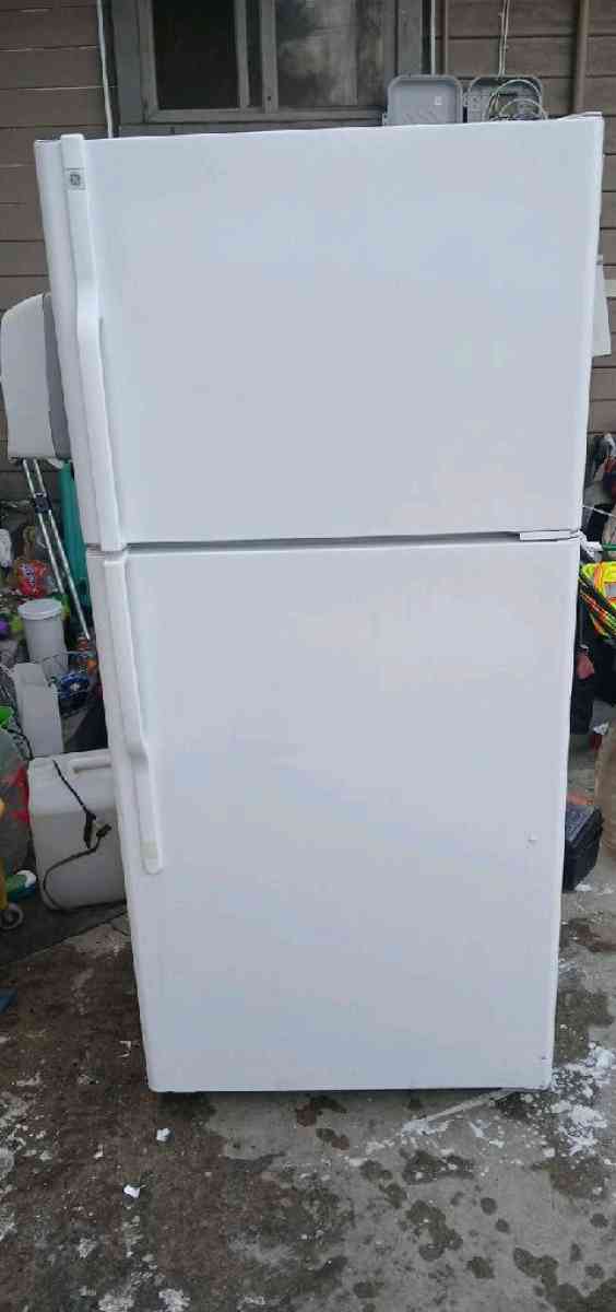 GE REFRIGERATOR