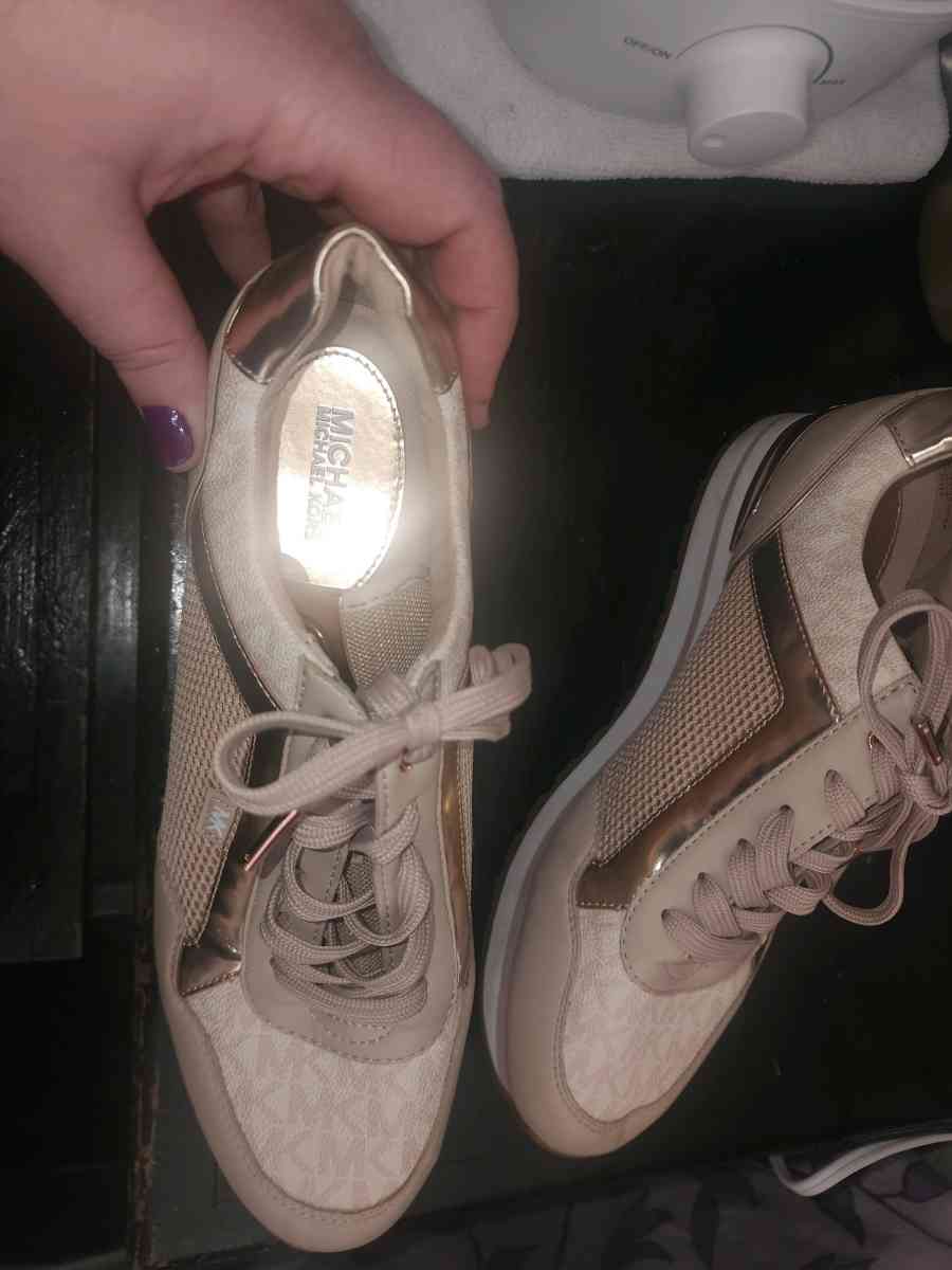 Michael kors - Adelanto, California - FleaMarketBay