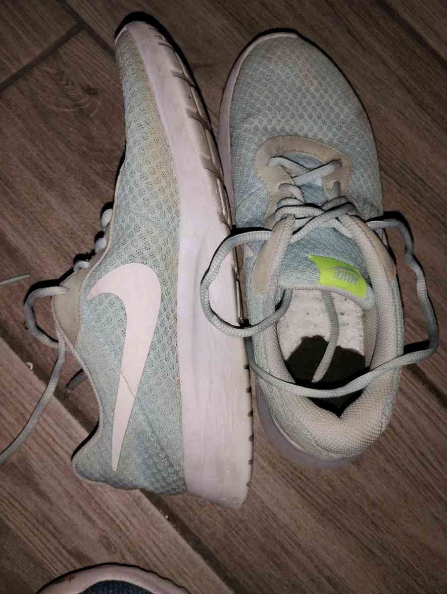 tennis shoes - Kansas City, Kansas - FleaMarketBay
