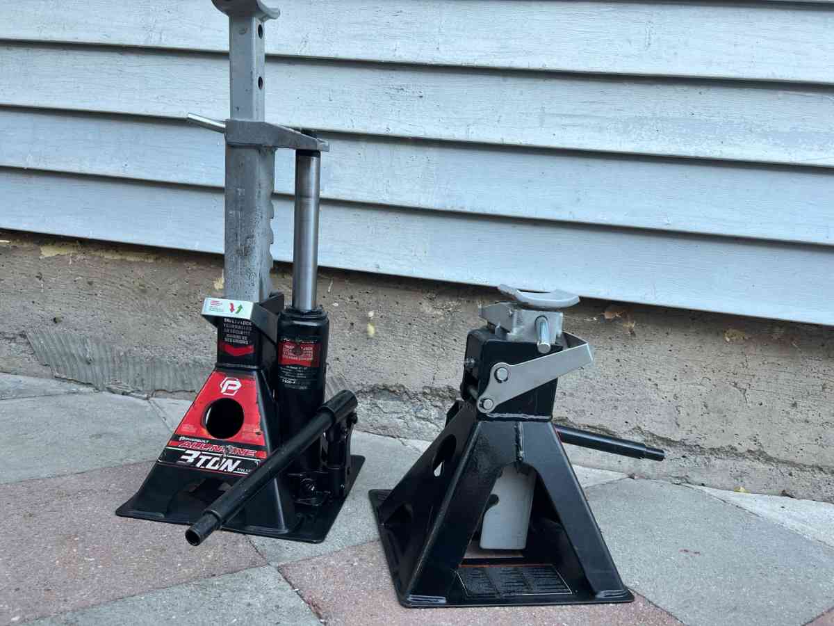 two 3 ton unijacks