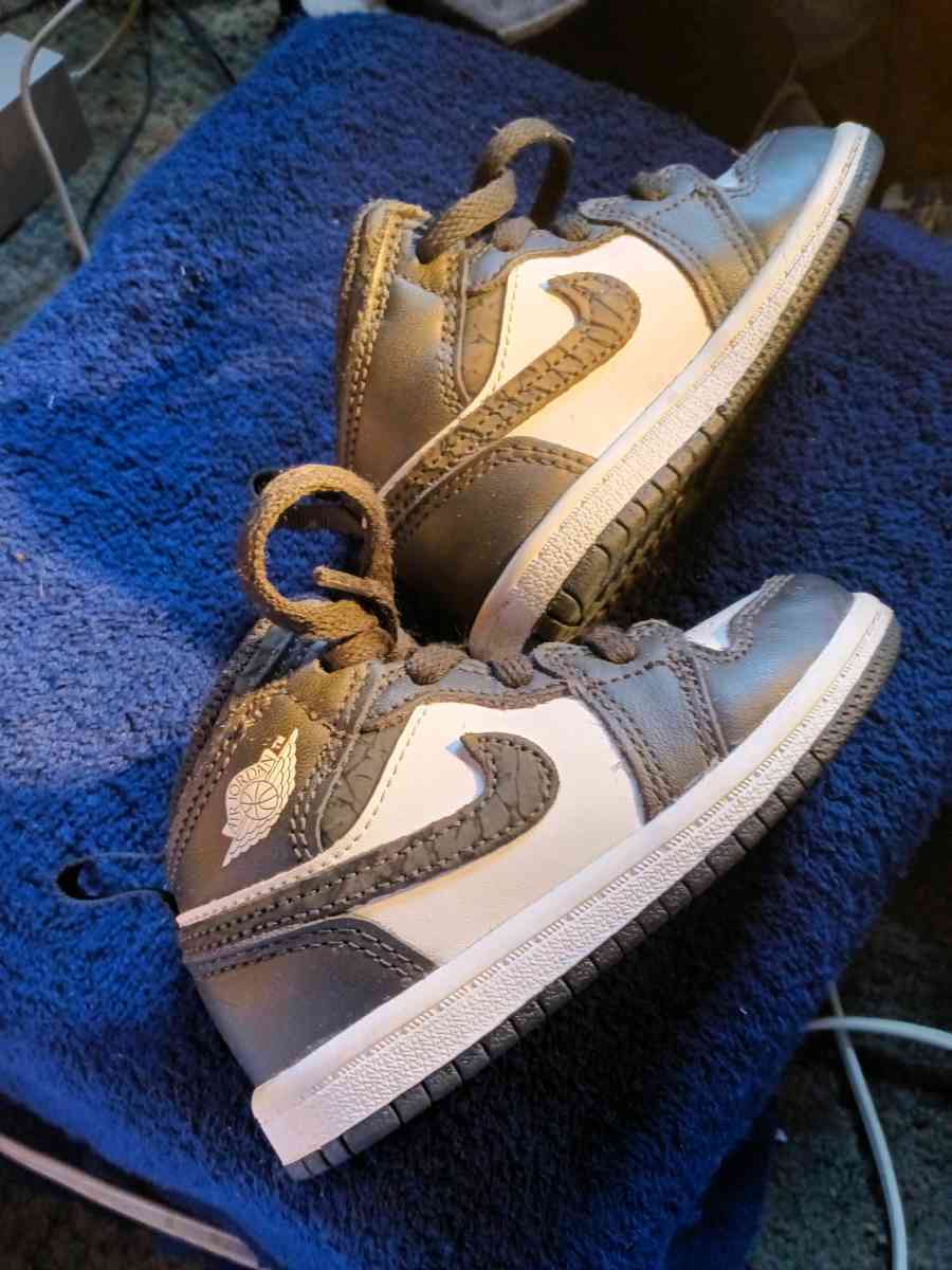 Air Jordan 1 Mid SE GS Panda Elephant infant sz 7 - Philadelphia, Pennsylvania - FleaMarketBay