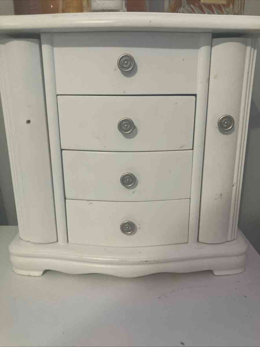 Vintage jewelry box Already used spacious for jewelry and - Richmond, Virginia