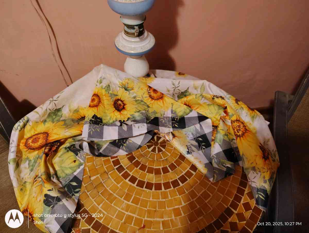 table and 2 chairs - Summitville, Ohio - FleaMarketBay