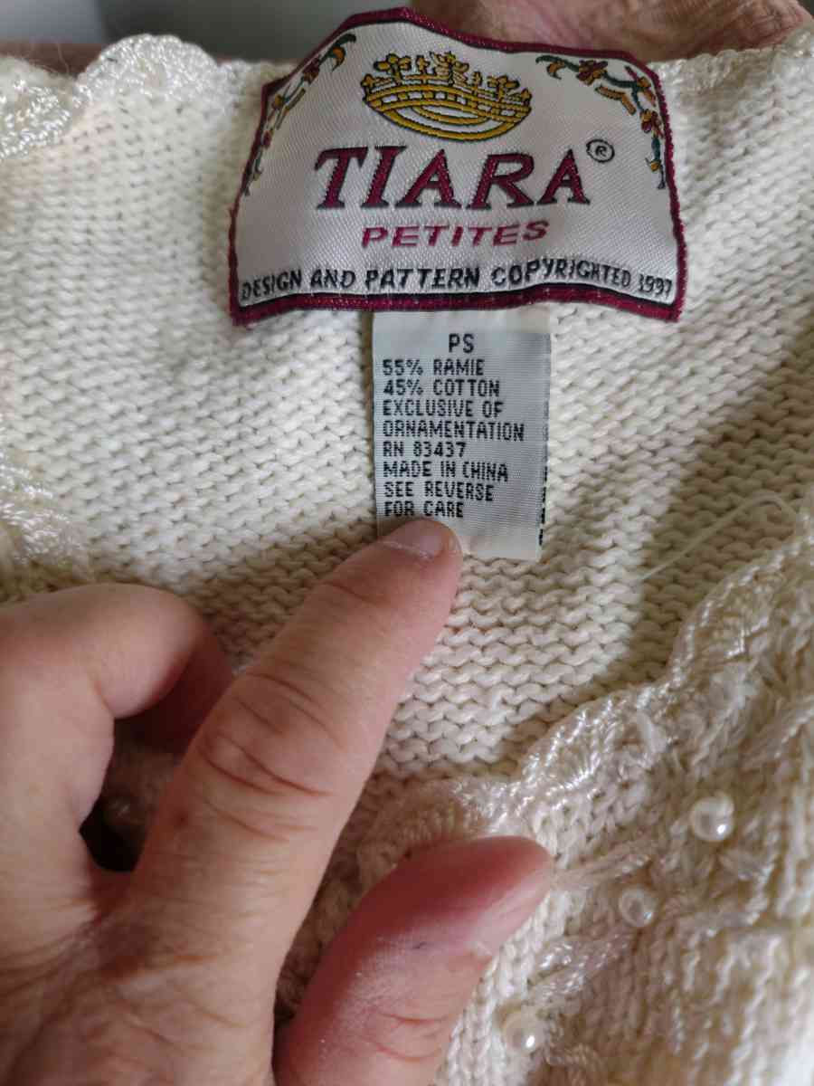 Tiara petite sweater - Gary, Indiana - FleaMarketBay
