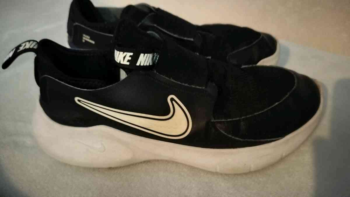 Nike Slides 6Y and Old Navy flip flops - Houston, Texas