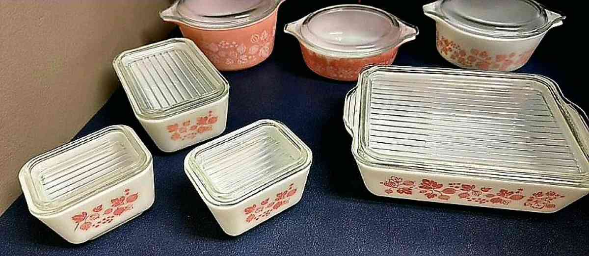 pink Pyrex vintage dishes - Springfield, Ohio
