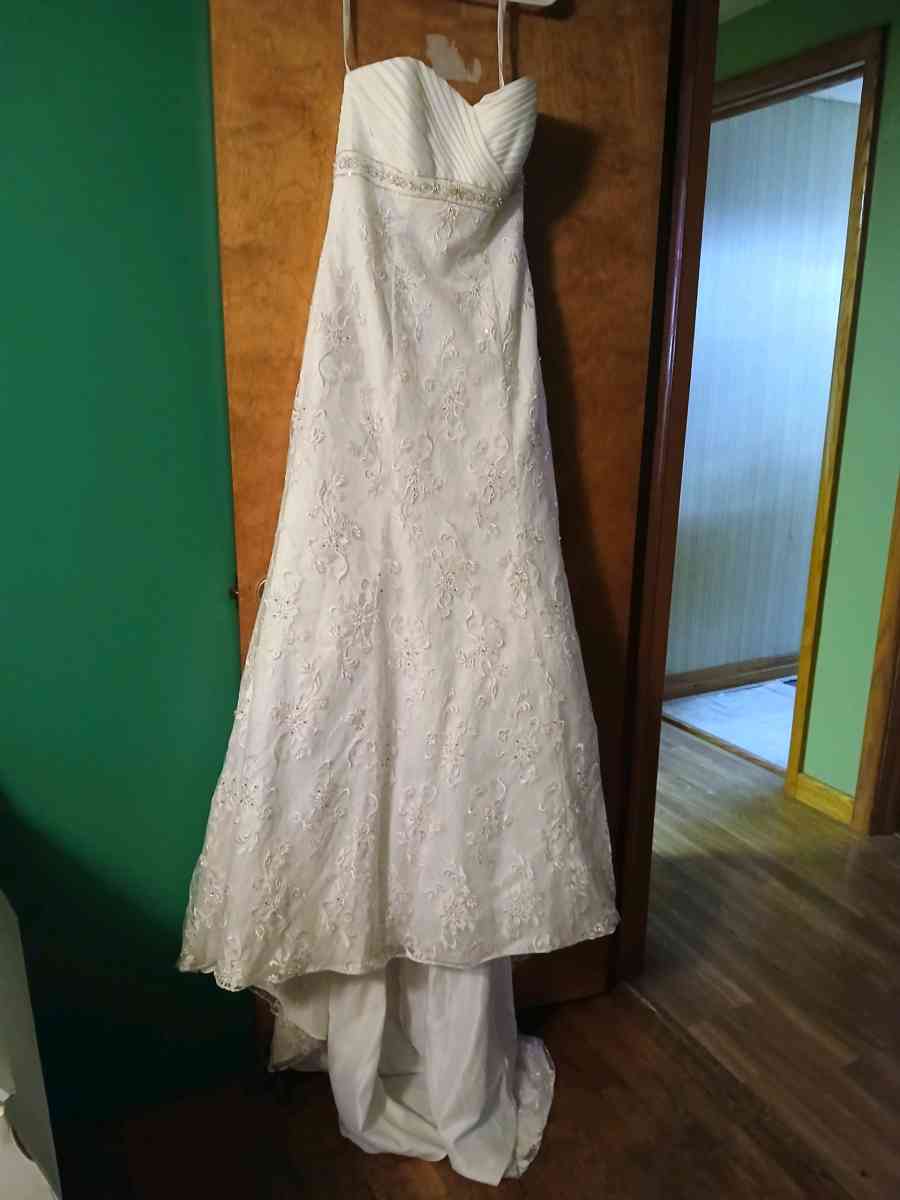 White Laced Wedding Dress with Train