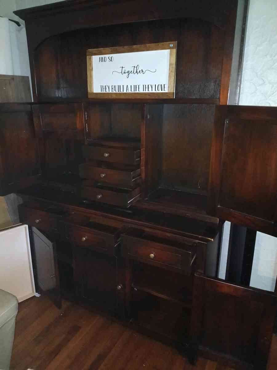 wooden hutch - Saint Joseph, Missouri - FleaMarketBay