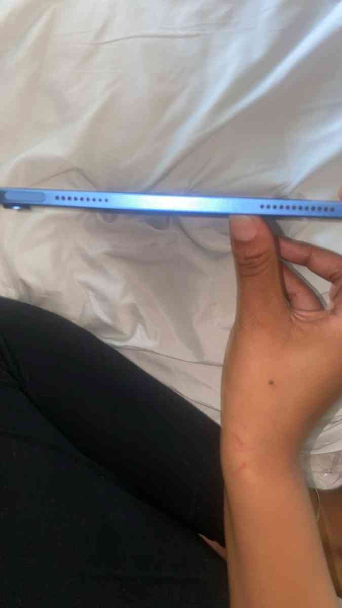 apple ipad 10 - Cedar Falls, Iowa - FleaMarketBay