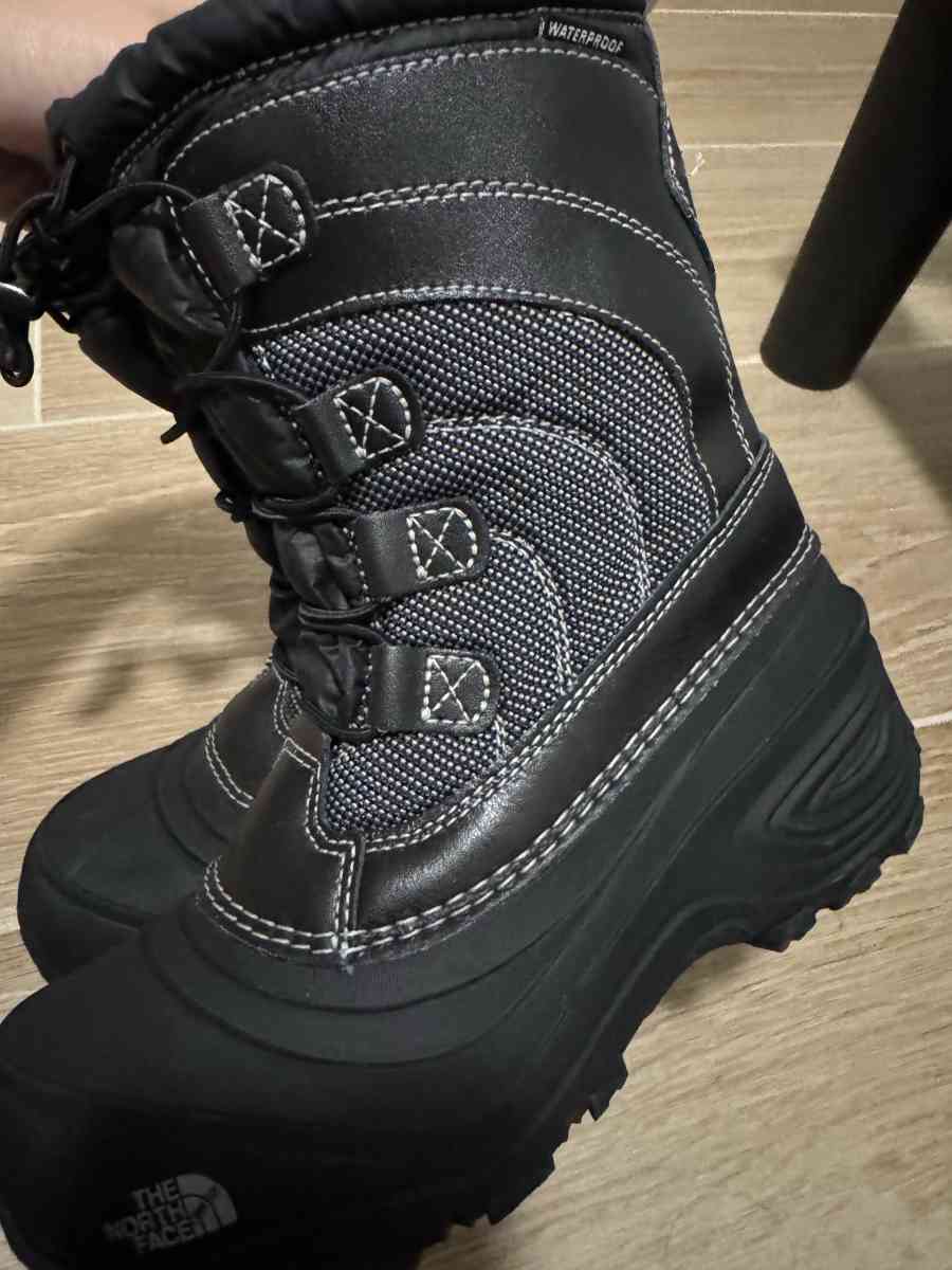 The North Face Youth Alpenglow IV Winter Boots in Black - Mesa, Arizona - FleaMarketBay
