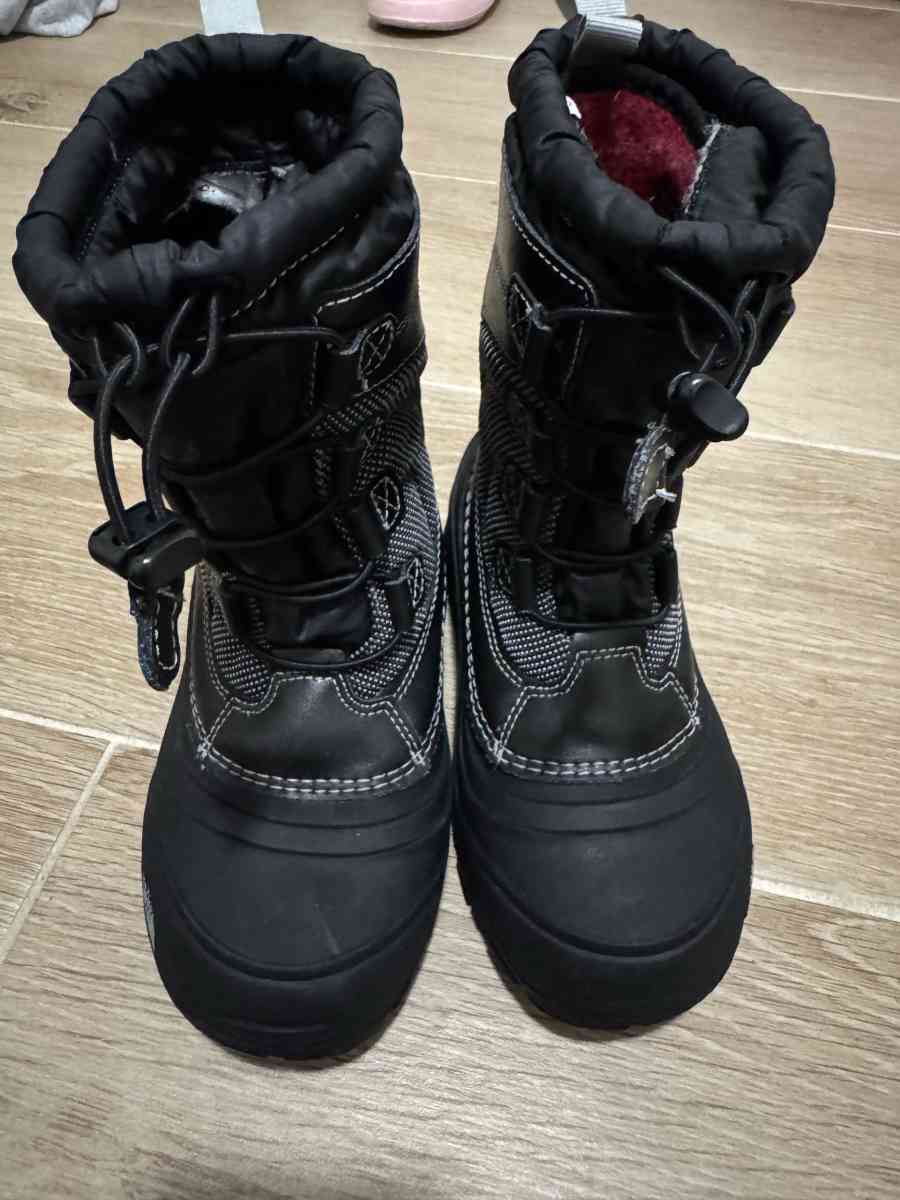 The North Face Youth Alpenglow IV Winter Boots in Black