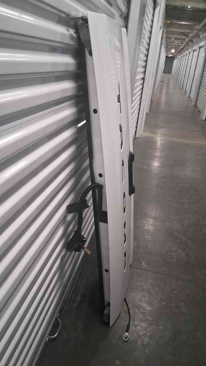 Toyota Tacoma Tailgate WHITE 2024 to 2025 - Downey, California - FleaMarketBay